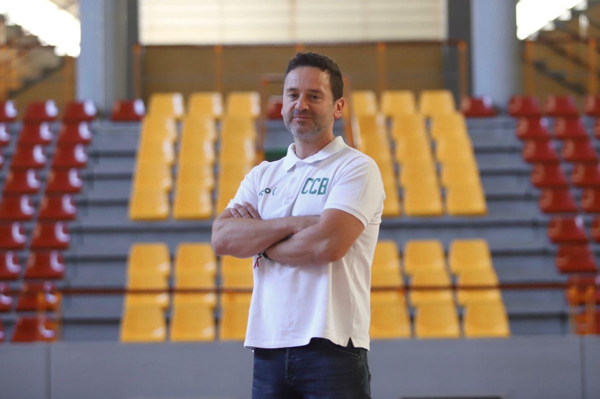 El técnico del Coto Córdoba de Baloncesto, en el pabellón cordobés.