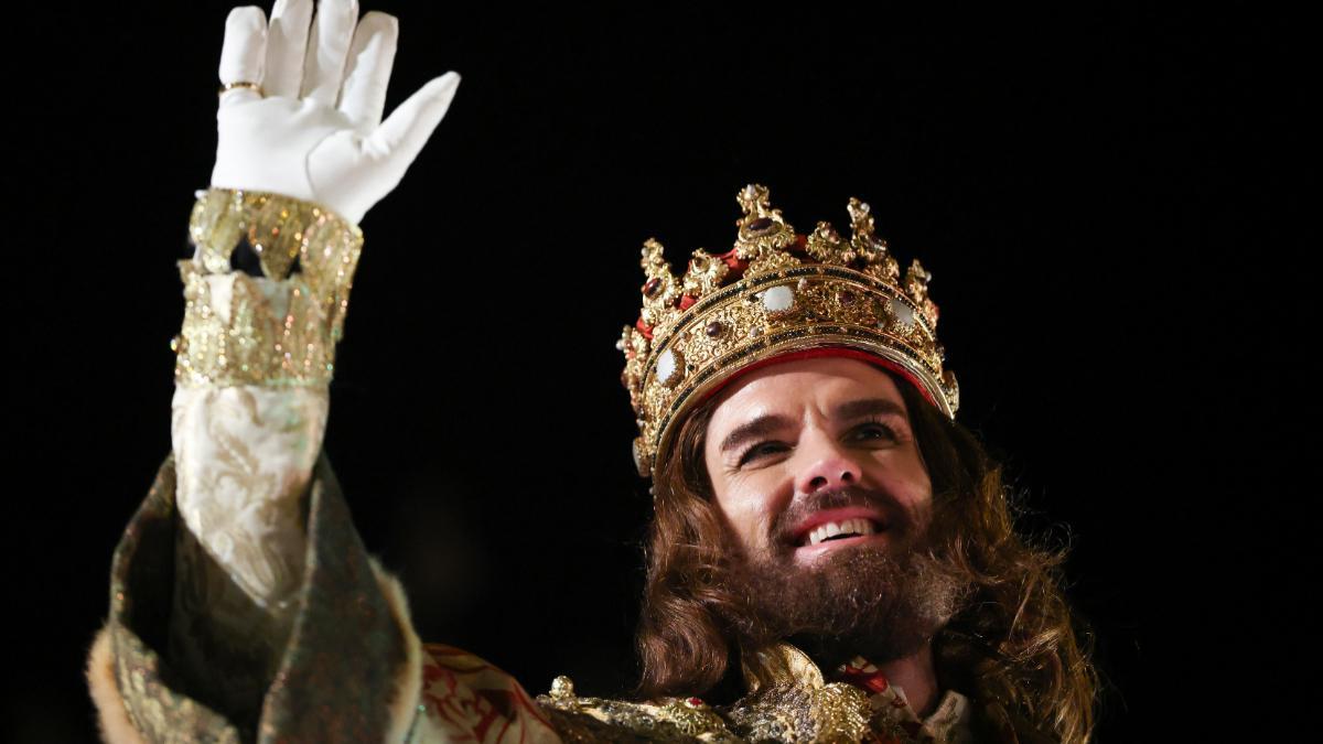 El Rey Gaspar saluda durante la Cabalgata de los Reyes Magos, a 5 de enero de 2025, en Madrid (España).