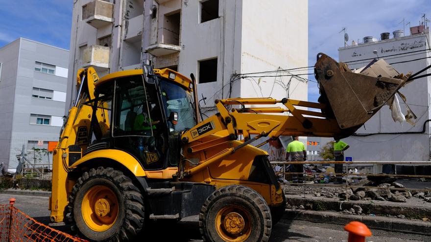 Derriban dos bloques de casas en Tamaraceite para evitar que entren okupas