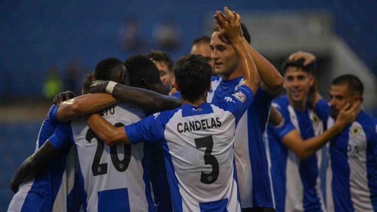 Los jugadores del Hércules felicitan a Ketu con Alfonso Candelas de espaldas, con el dorsal 3.