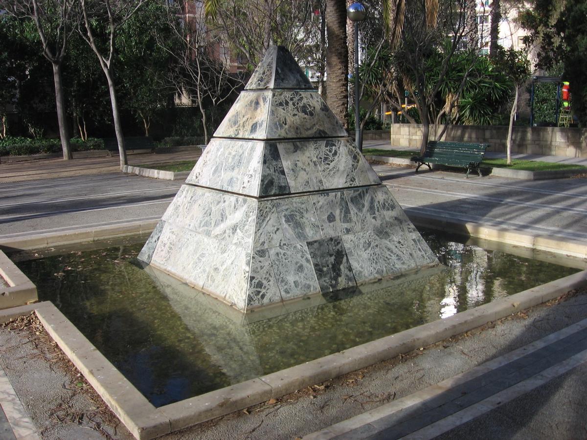 Una pirámide decora el parque de Can Sabaté, en Barcelona