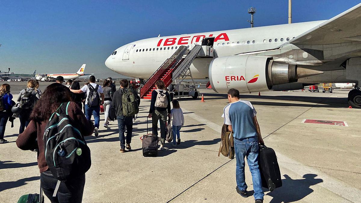 Pasajeros de un vuelo de Iberia con salida en Madrid y destino en Canarias en un momento del embarque.