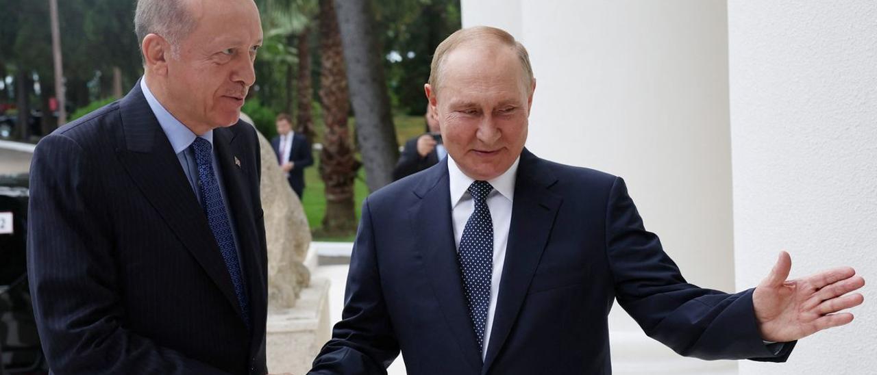 El presidente turco, Recep Tayyip Erdogan, se encuentra con su homólogo ruso, Vladímir Putin, en Sochi el pasado 5 de agosto.