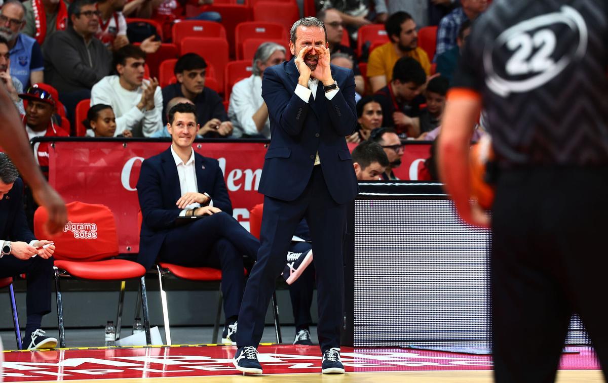 Joan Plaza da indicaciones a sus jugadores durante el partido de Liga ACB ante el Lleida en el Príncipe Felipe.