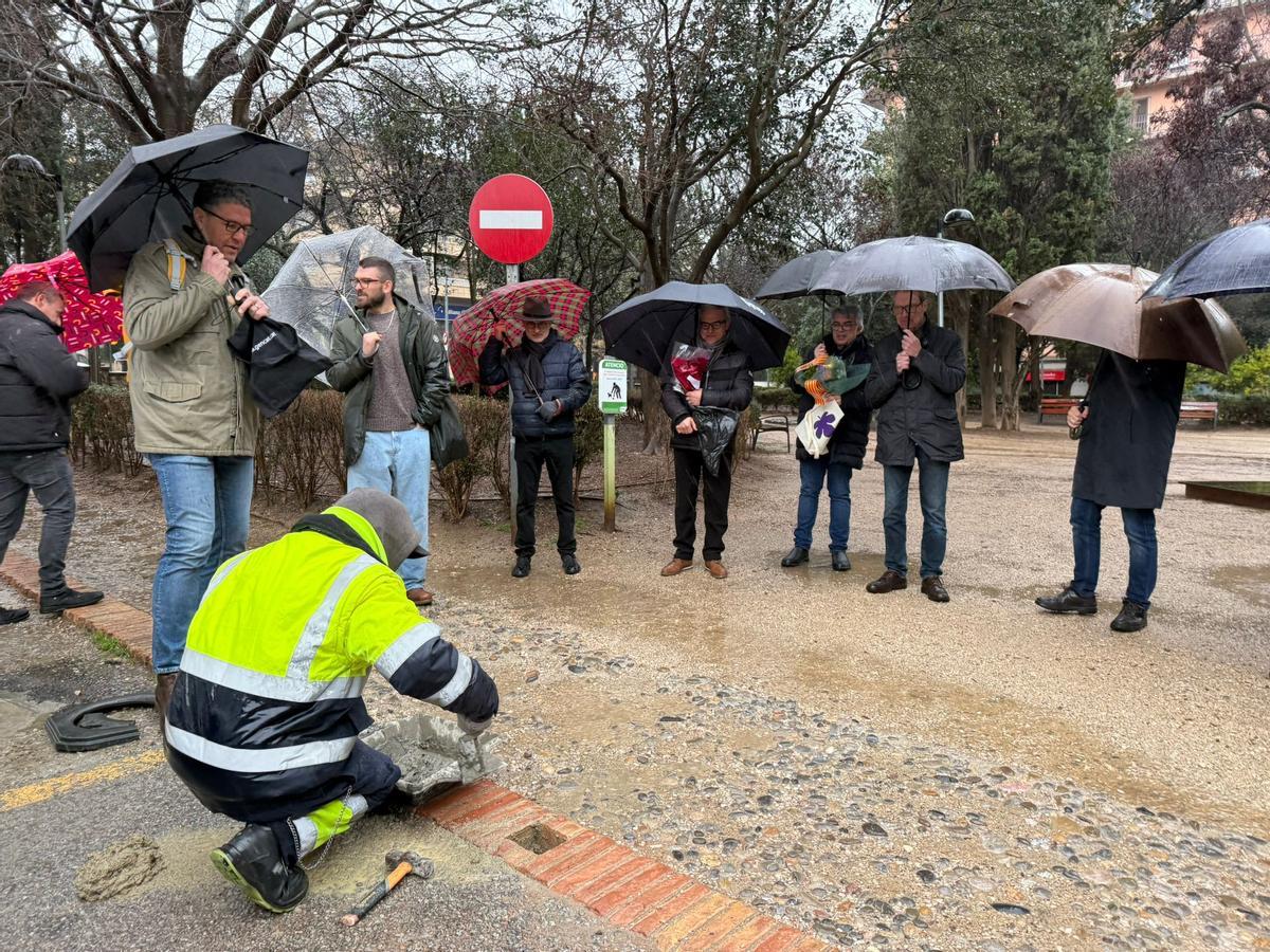 Un moment de la col·locació de la llamborda
