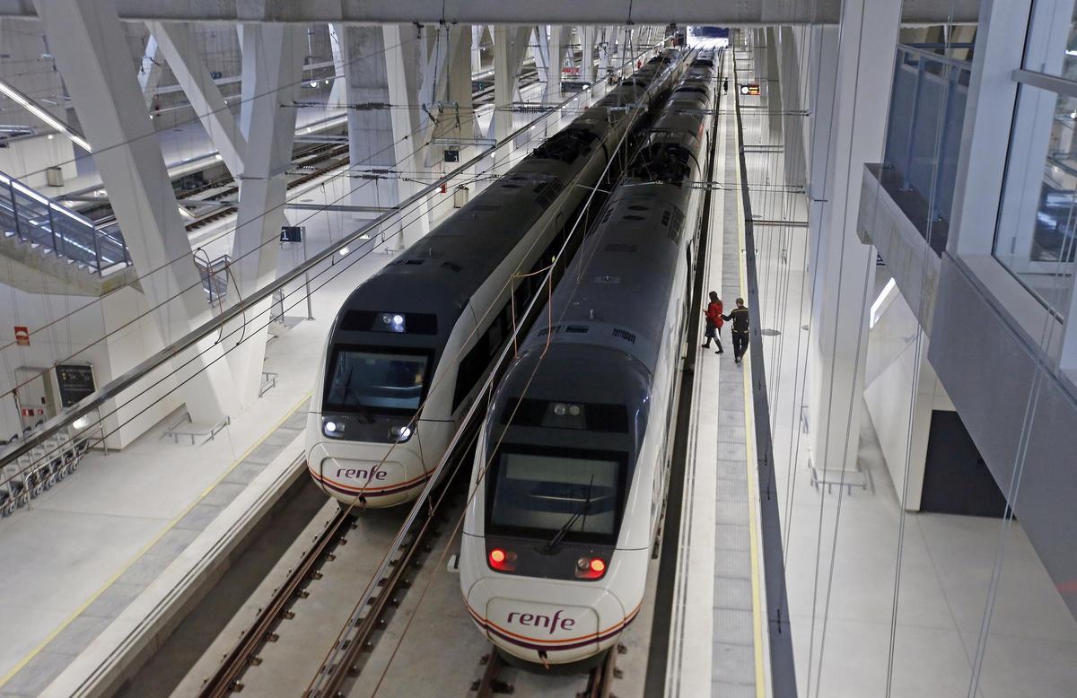 Trenes en la estación de Urzáiz de Vigo. // Marta G. Brea