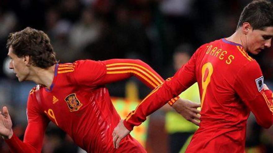 Fernando Torres (d) es sustituído por Fernando Llorente durante el partido España-Portugal, de octavos de final del Mundial de Sudáfrica.