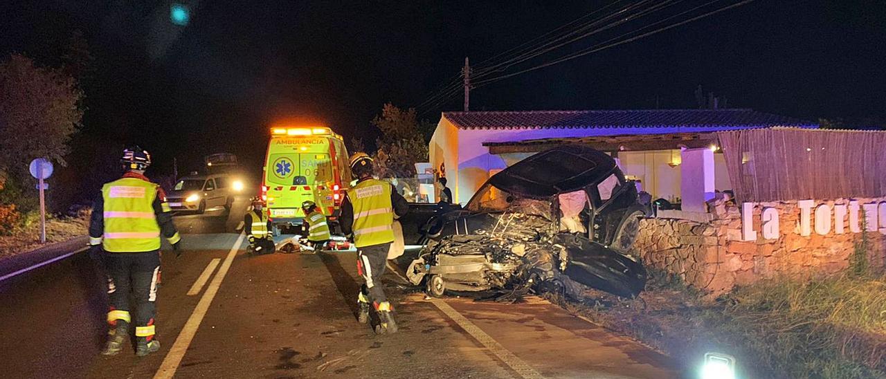 Imágenes del estado en el que quedaron los turismos implicados tras el grave accidente y las labores de atención a los heridos.