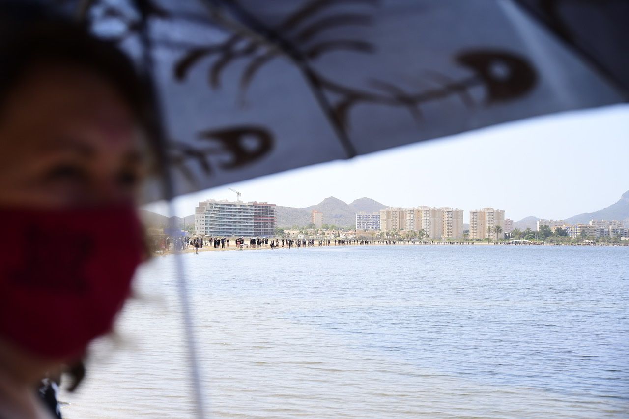 Miles de murcianos forman una cadena humana que rodea al Mar Menor en señal de protesta