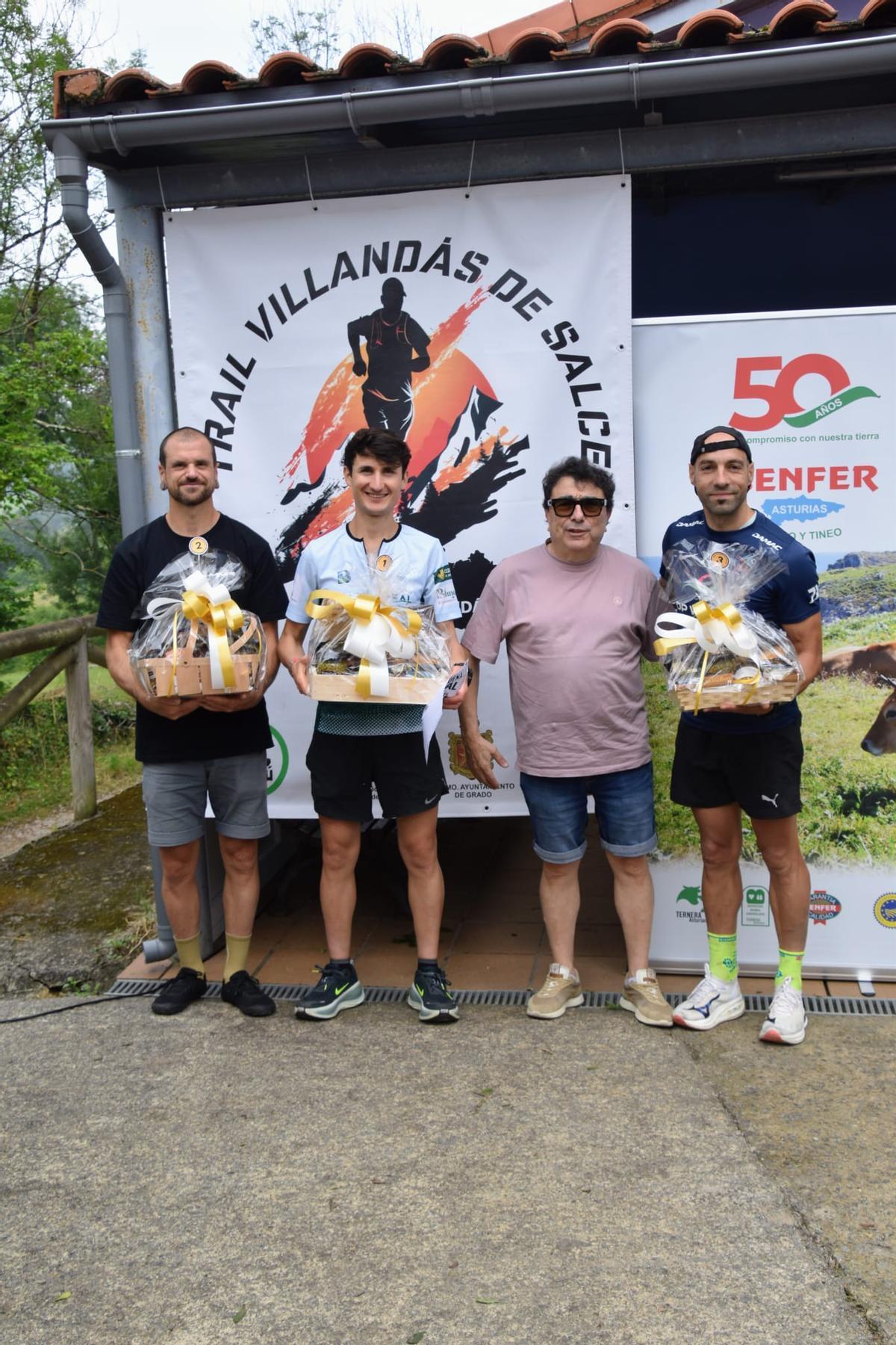 El podio masculino, con el concejal Chema Beovidez.