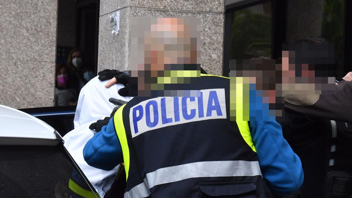        La policía introduce en un vehículo policial al detenido en la Ronda de Nelle. / 