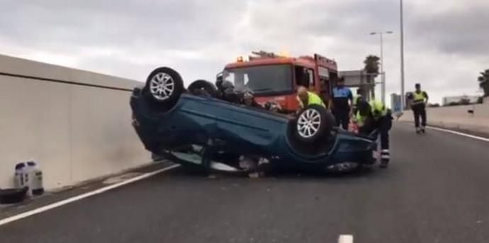 Un vehículo vuelca en la Avenida Marítima a la altura de Alcaravaneras