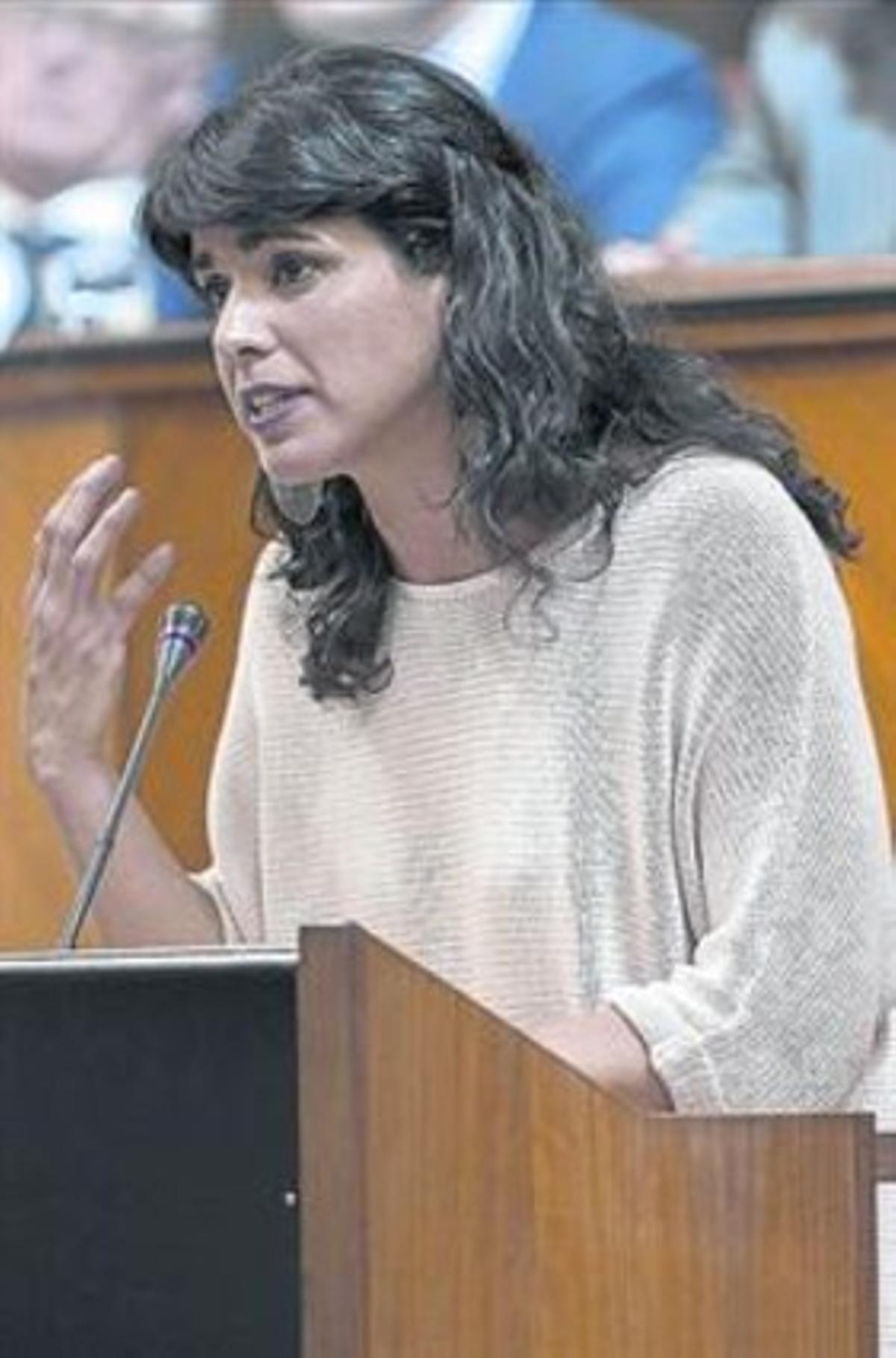LÍDERS DE GRUPS 3 A dalt, el president del PP andalús, Juan Manuel Moreno, durant la intervenció de Díaz. Sobre aquestes línies, Juan Marín (C’s) i Teresa Rodríguez (Podem). LÍDERS DE GRUPS 3 A dalt, el president del PP andalús, Juan Manuel Moreno, durant la intervenció de Díaz. Sobre aquestes línies, Juan Marín (C’s) i Teresa Rodríguez (Podem).