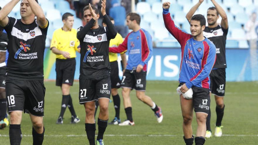 Rubén (delante) y Juanfran celebran el triunfo en Zaragoza de la pasada temporada.