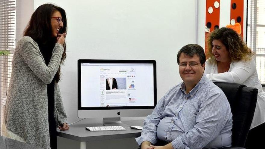De izquierda a derecha Cecilia Arance, Jesús Guerrero y Eva Gómez, a cargo del diario digital Crowdemprende.com.