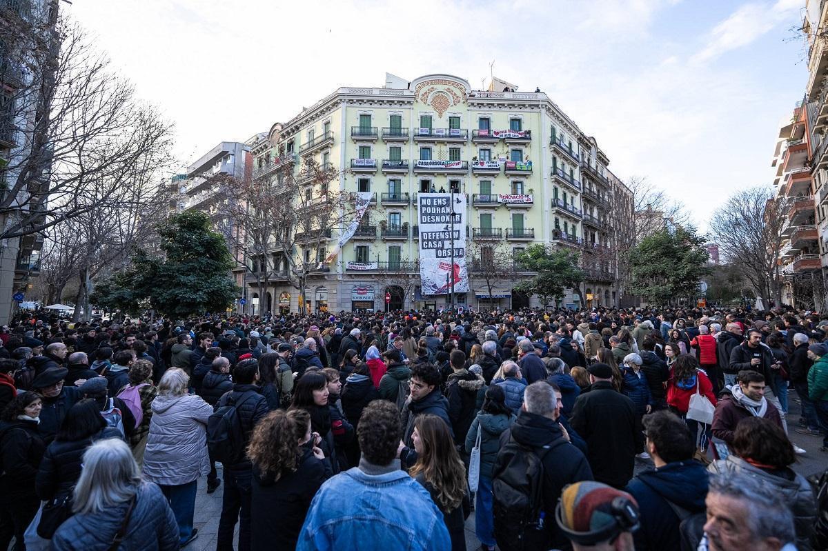Protesta vecinal convocada por el Sindicat de Llogateres frente a la Casa Orsola Protesta vecinal convocada por el Sindicat de Llogateres frente a la Casa Orsola