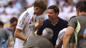 Xabi Alonso habla con Dean Huijsen durante una pausa de hidratación en el Mundial de Clubes en Estados Unidos 