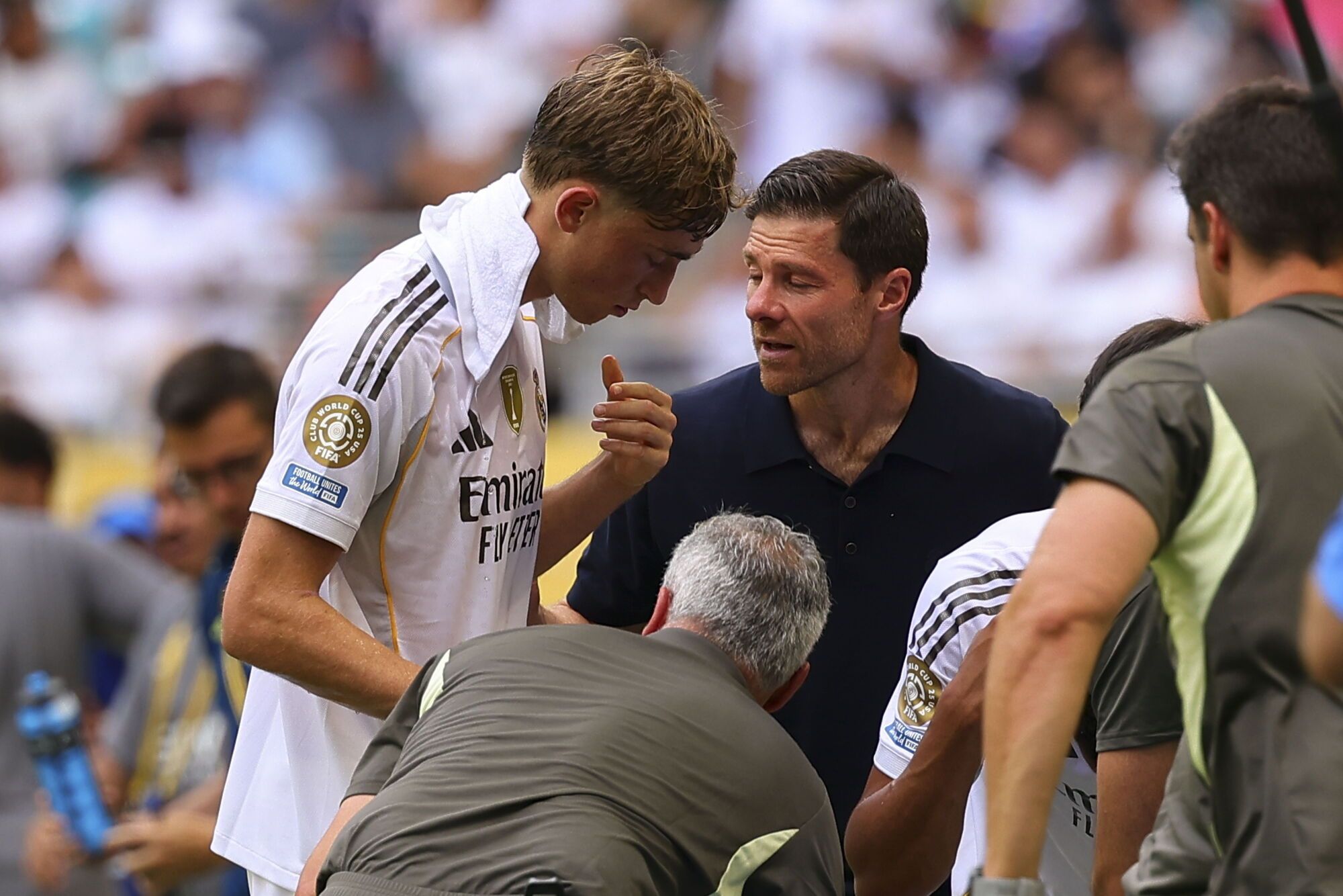 MIAMI (United States), 18/06/2025.- Head coach Xabi Alonso of Real Madrid (R) talks with his player Dean Huijsen during the FIFA Club World Cup 2025 soccer match between Real Madrid and Al Hilal AC in Miami, Florida, USA, 18 June 2025. (Mundial de Fútbol) EFE/EPA/CRISTOBAL HERRERA-ULASHKEVICH