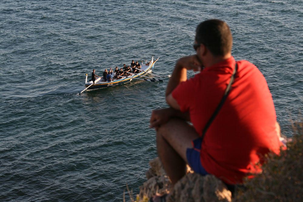 La Asociación de Amigos de la Barca de Jábega celebró el pasado lunes el solsticio de verano en la playa de La Araña con paseos en barca de jábega, sones de caracolas y lectura de poemas y relatos