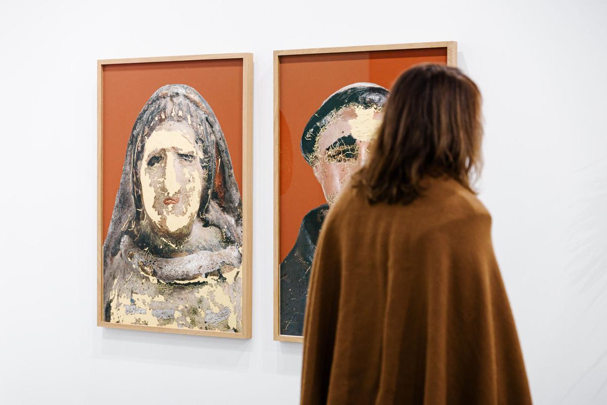 Una persona observa una obra en la feria ARCO Madrid 2025, en IFEMA Madrid, a 5 de marzo de 2025, en Madrid (España). Este año se celebra la 44ª edición con el Amazonas como proyecto central. El programa comisariado por Denilson Baniwa y María Wills, en colaboración con el Institute for Postnatural Studies, Wametisé: ideas para un amazofuturismo, reflexiona sobre nuevos modos de creación que representan existencias híbridas entre cuerpos humanos, vegetales, físicos y metafísicos. 05 MARZO 2025;ARCO;ARTE;CULTURA Carlos Luján / Europa Press 05/03/2025. EUGENIO MERINO;Carlos Luján;