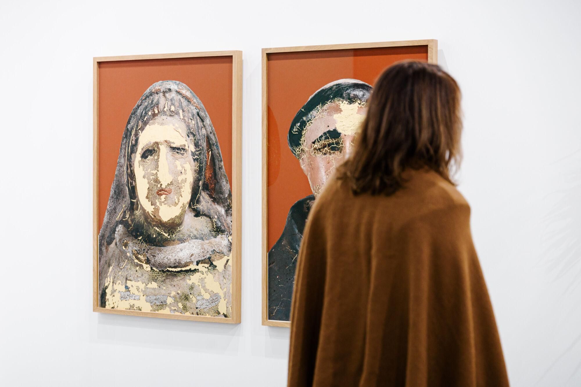 Una persona observa una obra en la feria ARCO Madrid 2025, en IFEMA Madrid, a 5 de marzo de 2025, en Madrid (España). Este año se celebra la 44ª edición con el Amazonas como proyecto central. El programa comisariado por Denilson Baniwa y María Wills, en colaboración con el Institute for Postnatural Studies, Wametisé: ideas para un amazofuturismo, reflexiona sobre nuevos modos de creación que representan existencias híbridas entre cuerpos humanos, vegetales, físicos y metafísicos. 05 MARZO 2025;ARCO;ARTE;CULTURA Carlos Luján / Europa Press 05/03/2025. EUGENIO MERINO;Carlos Luján;