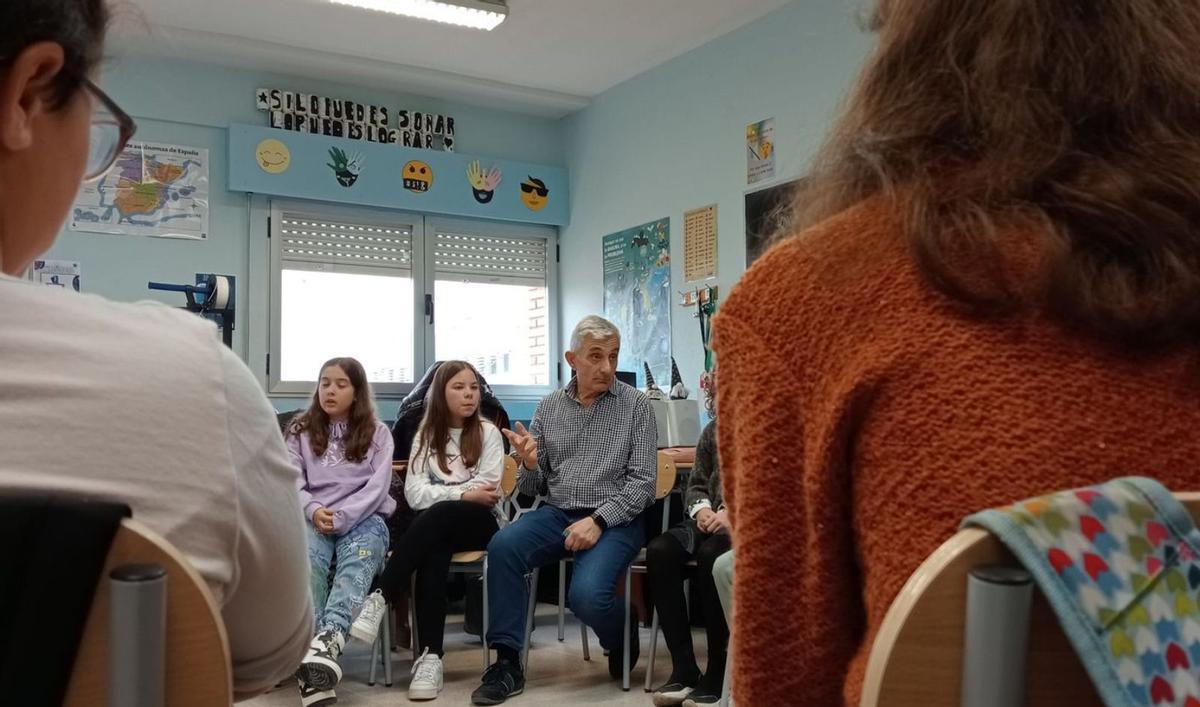 Vicenç Rul-lan explica a los alumnos del colegio Santísima Trinidad cómo funcionan los círculos de diálogo. | Cedida
