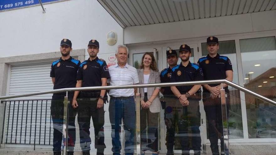 Sobral y Marga Caldas en la presentación de los refuerzos de la Policía Local para este verano. // R. V.