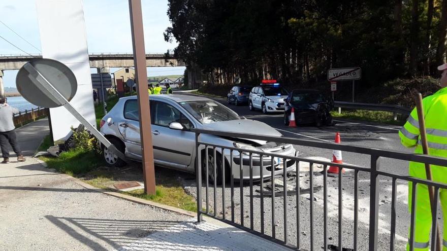 Un herido grave y otro leve en un accidente de tráfico en Vegadeo