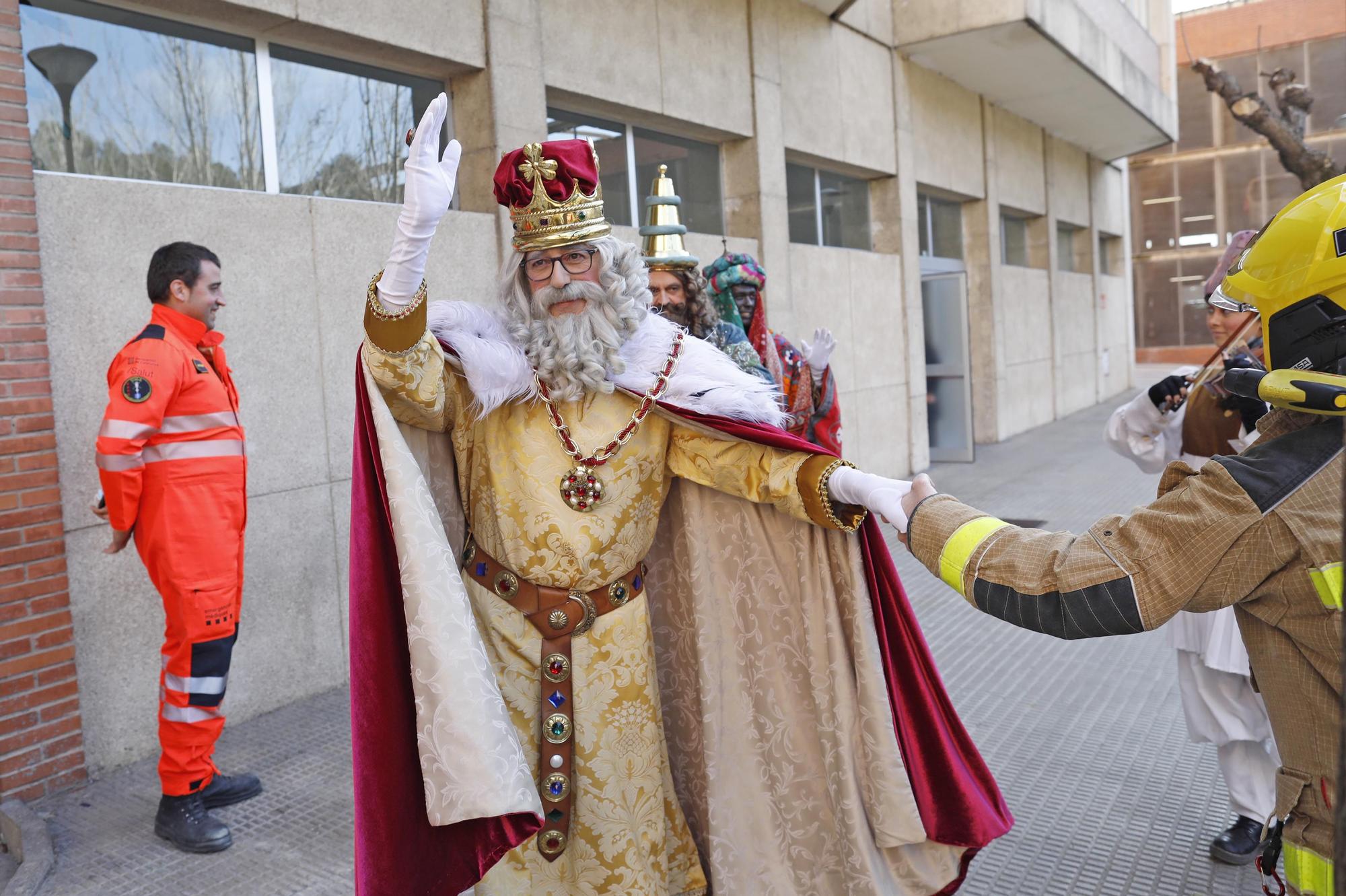 Els Reis recuperen la tirolina per fer arribar els regals als nens ingressats al Trueta