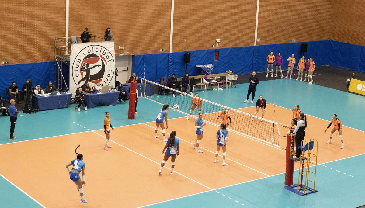 El CVB Barça s’imposa 3-2 al Santa Cruz Cuesta Piedra en el segon partit de la fase de grups de la Copa Princesa.