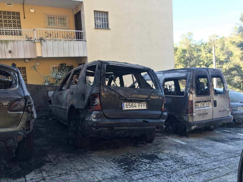 Cuatro coches arden en la calle Noruega