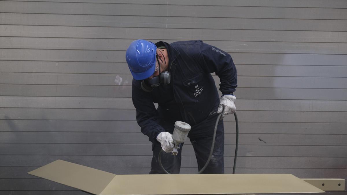 Crónica de la reconstrucción del 'Juguete del Viento' de Las Canteras: así ha sido el paso a paso
