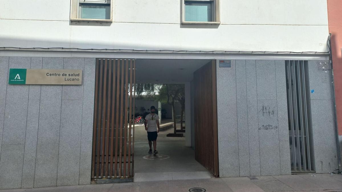 Cuatro asociaciones de vecinos inician una campaña para reclamar refuerzos de personal en el centro de salud Lucano