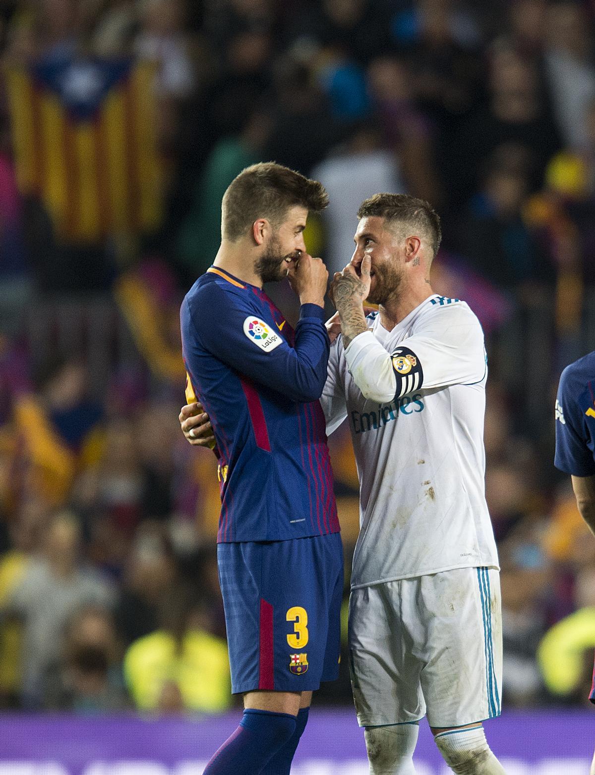 Sergio Ramos y Gerard Piqué charlan animadamente al final del partido de liga entre el FC Barcelona y el Real Madrid en mayo de 2018.