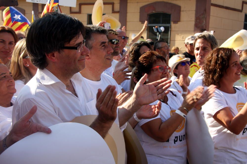 Milers de persones bateguen a Salt per Catalunya