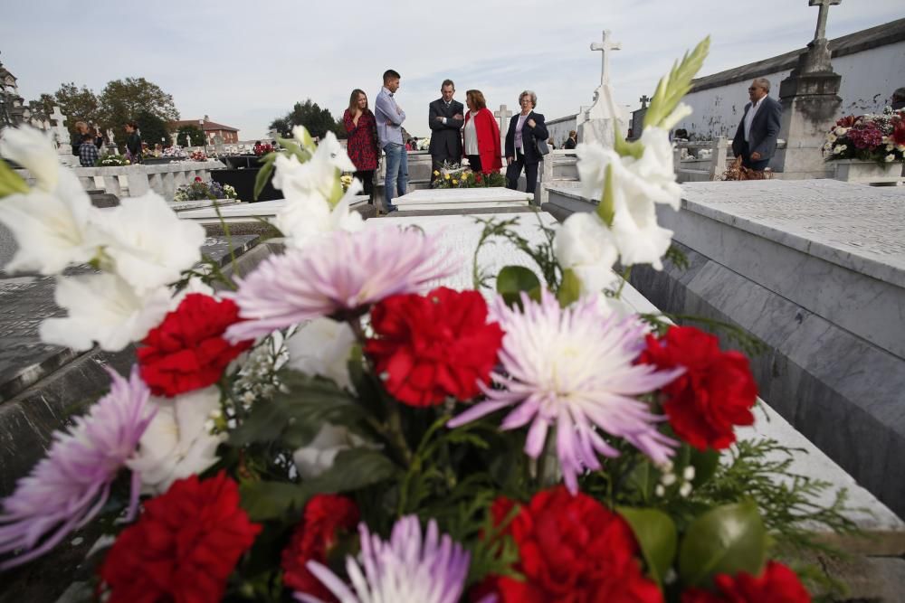 Día de los Difuntos en el cementerio de la Carriona, Avilés