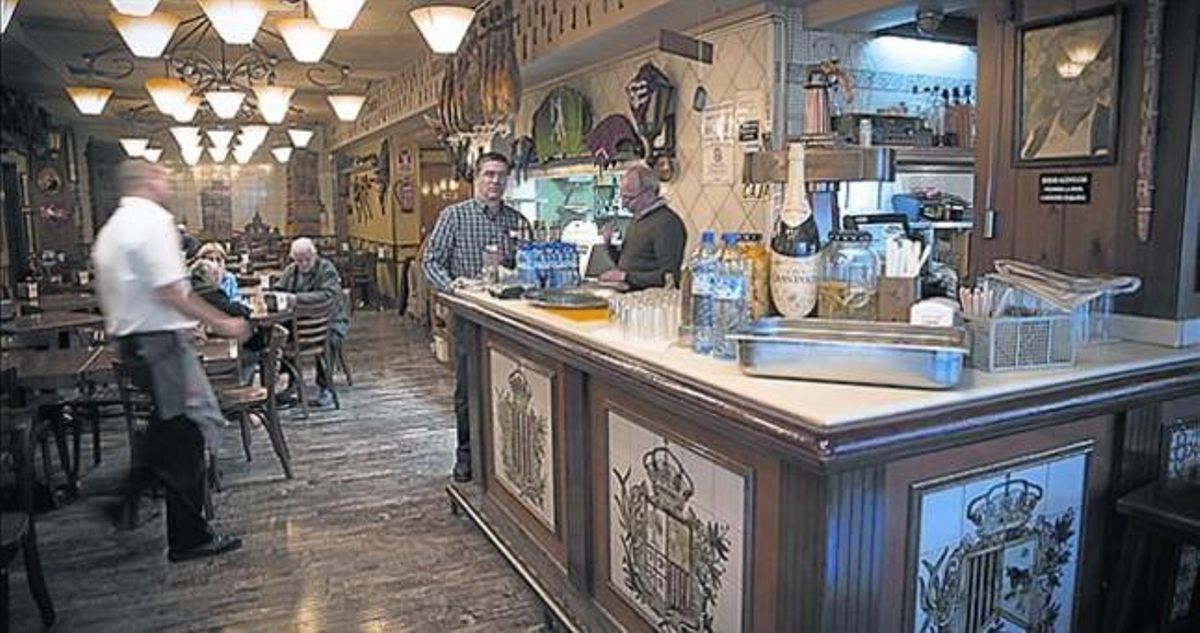 PARATGES EMBLEMÀTICS 3 Una oca al Rec Comtal, a Vallbona. La tasca L’Esquinica, al passeig Fabra i Puig. I la masia de Can Basté. PARATGES EMBLEMÀTICS 3 Una oca al Rec Comtal, a Vallbona. La tasca L’Esquinica, al passeig Fabra i Puig. I la masia de Can Basté.