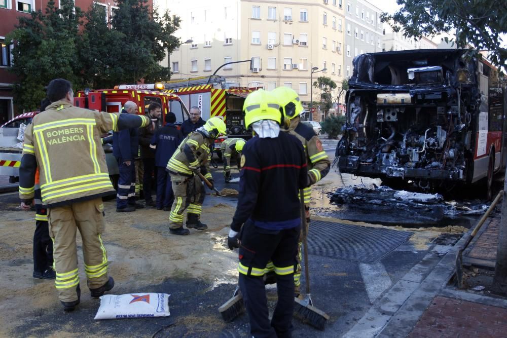 Un autobús de la EMT se incendia en Valencia