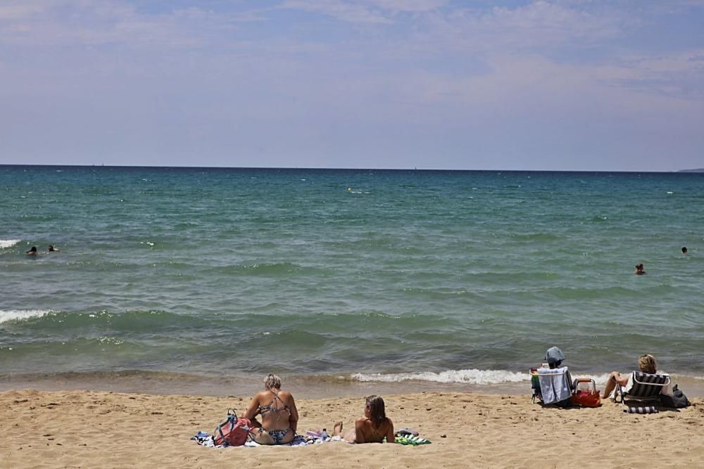 Seit Montag (13.7.) gilt auf den Balearen eine verschärfte Maskenpflicht. Pool, Strand und Strandpromenade sind ausgenommen. Auch Raucher können aufatmen