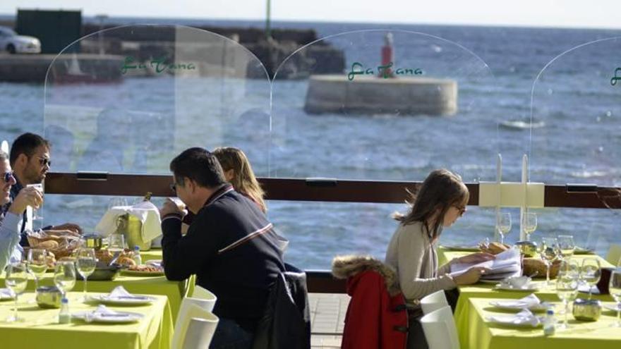 Los establecimientos de la costa esperan que el puente y el buen tiempo permitan aumentar el número de clientes.