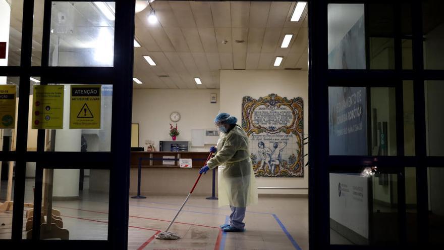 Una mujer limpia un hospital en Lisboa.