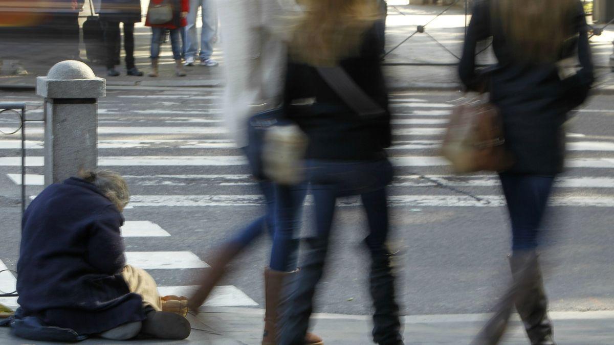 Una persona pide en la calle.