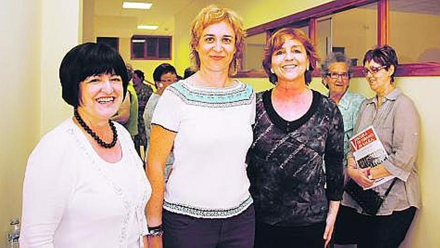 Por la derecha, la concejala Teresa Asenjo, Concepción Gálvez y Juana Bengoa.