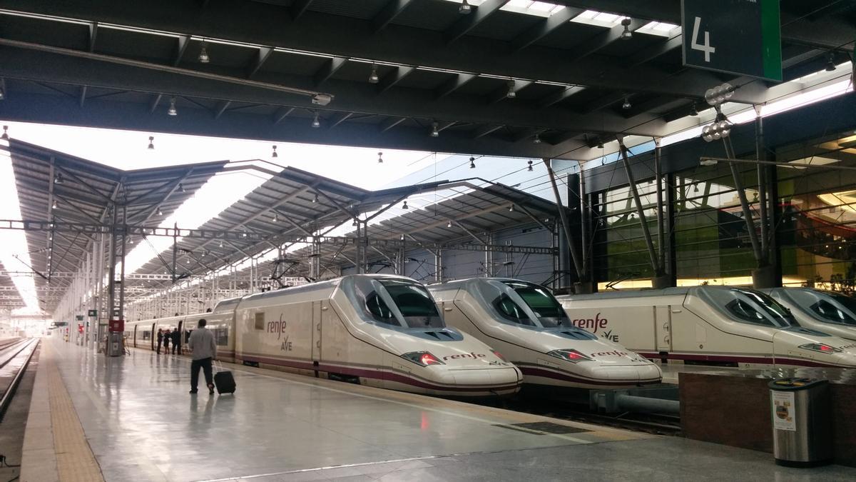 Estación de tren Málaga-María Zambrano con trenes AVE.