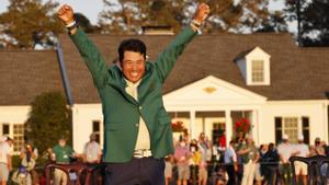 Matsuyama sonríe y levanta los brazos al cielo, vestido ya con la chaqueta verde de ganador del Masters