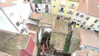 Cae parte de una casa en ruina sobre un patio vecinal de Plasencia