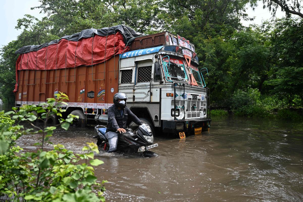 El aumento del nivel del agua del río Yamuna después de las lluvias monzónicas en Nueva Delhi.