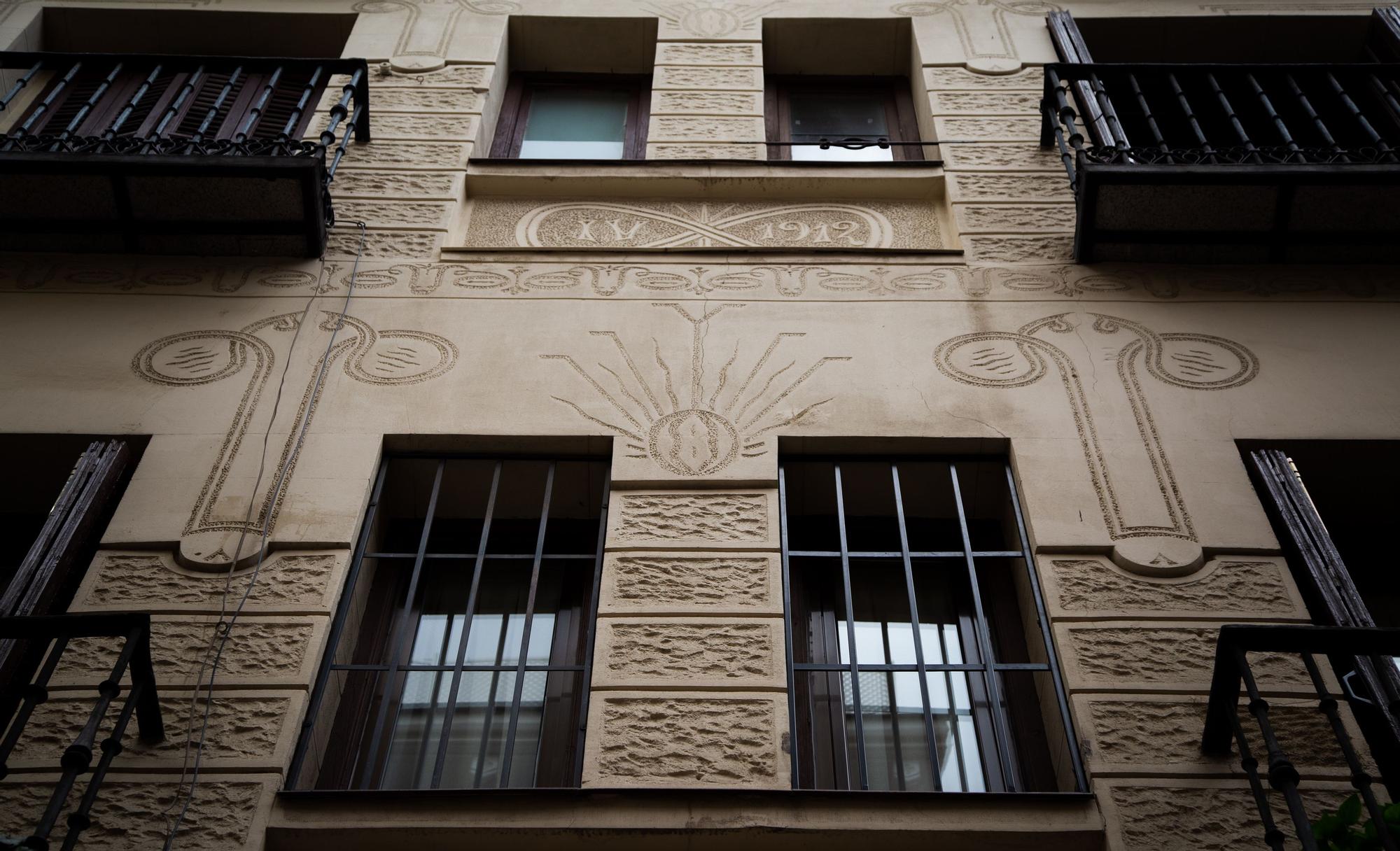 Detalles esgrafiados de la 'casa genital', en la calle de Montserrat, 12, en Madrid.