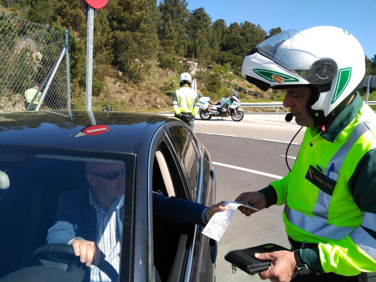 UN AGENTE DURANTE UN CONTROL