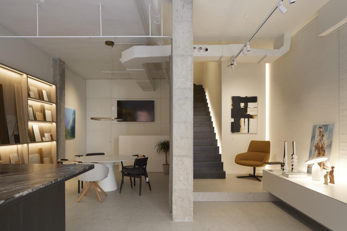 Su showroom muestra un selecto conjunto de piezas de mobiliario, decoración y obras de arte de diferentes artistas